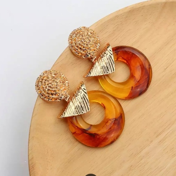 🌟 Big Circle Gold Acrylic Earrings - Picture 4 of 6